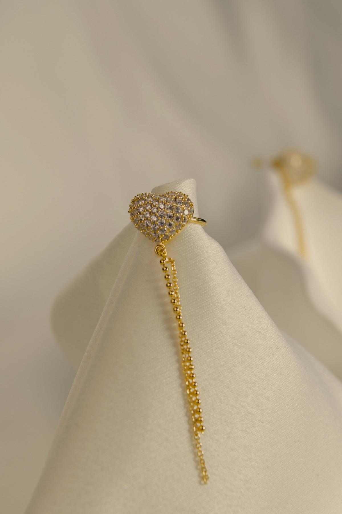 Kalp Figürlü Üzeri Taşlı Ucu Sallatılı Earcuff